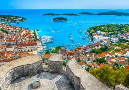 Blick auf den Hafen von Hvar