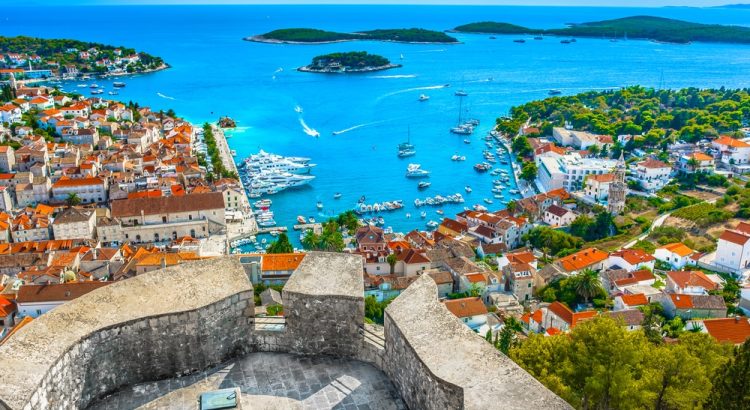 Blick auf den Hafen von Hvar